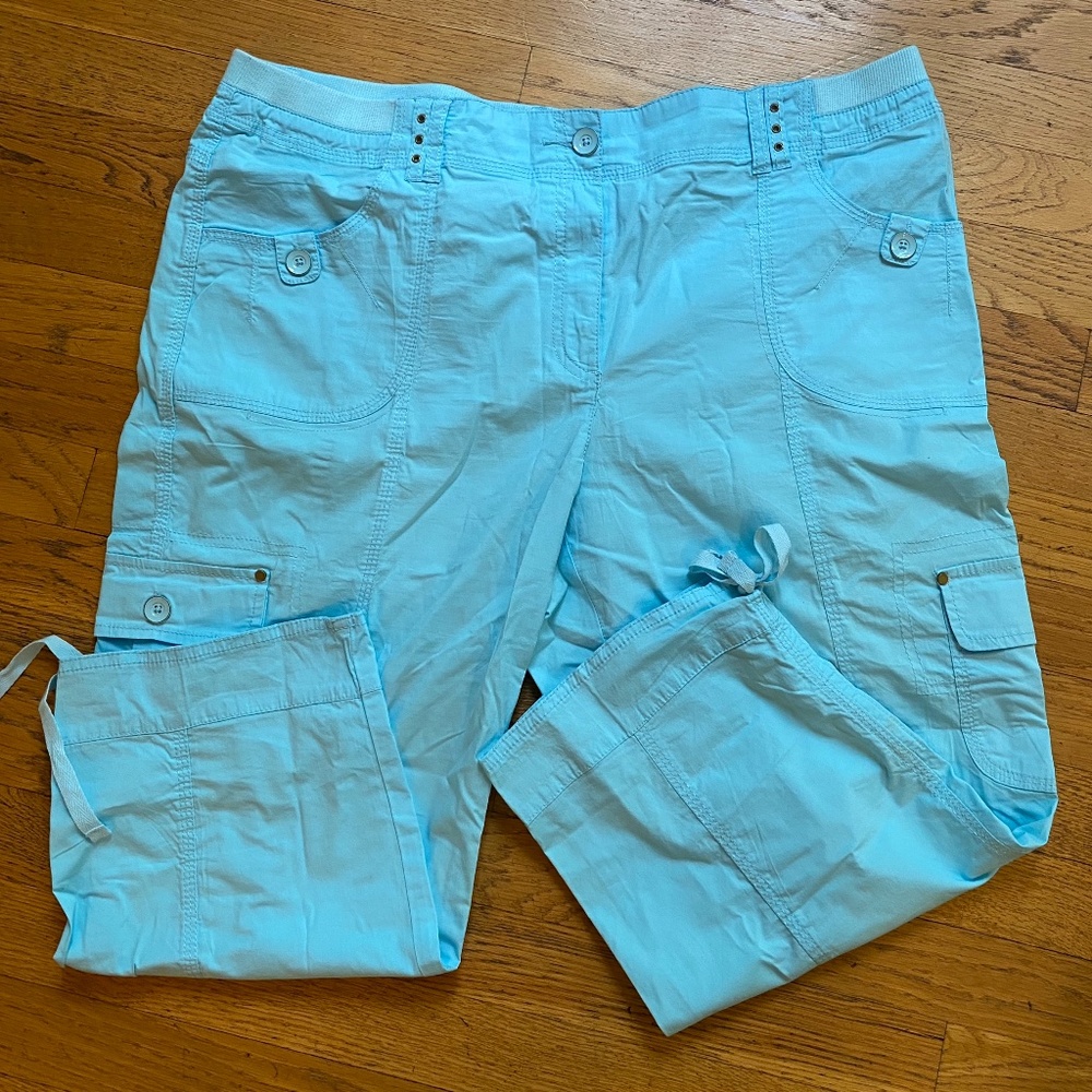 CUTE! Turquoise cargo pants just below knee❤️